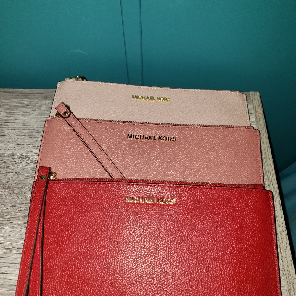 MICHEAL KORS LARGE WRISTLET - Picture 4 of 5